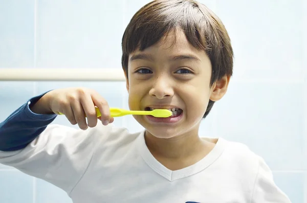 笑みを浮かべて彼の歯を磨くの子供 — ストック写真