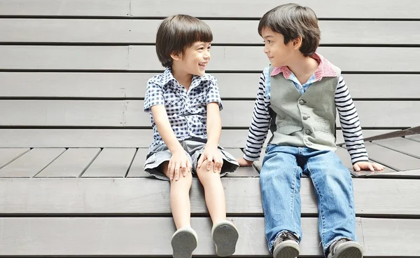 Hermanito sentado con sonrisa —  Fotos de Stock