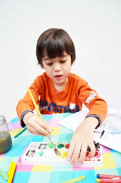 Niño pequeño pintando acuarela — Foto de Stock