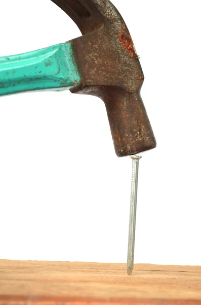 Hammer mit Nagel zerschlagen — Stockfoto