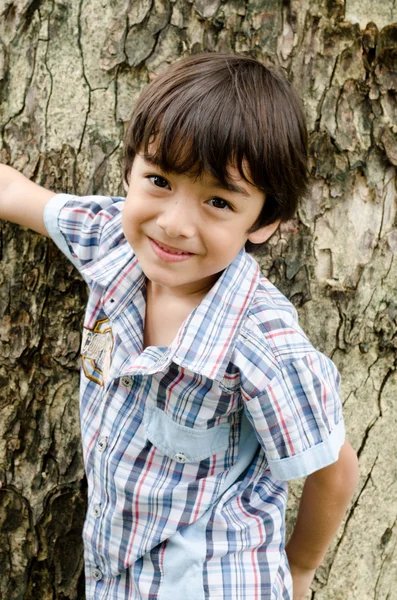 Menino asiático sorrindo no parque — Fotografia de Stock