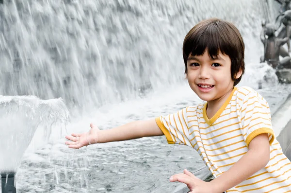 Μικρό αγόρι παίζοντας πηγή νερού — Φωτογραφία Αρχείου