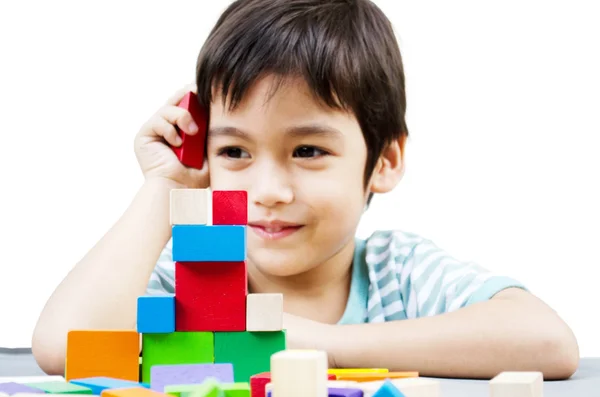 Kleine jongen spelen blok — Stockfoto