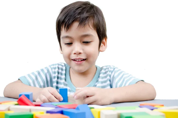 Kleine jongen spelen blok — Stockfoto
