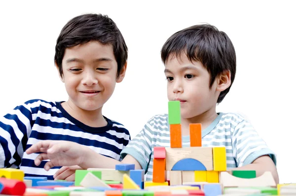 Kleine jongens spelen blok op witte achtergrond — Stockfoto