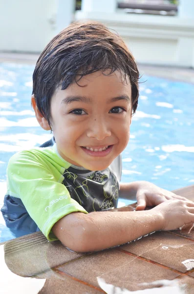 游泳池里的小男孩 — 图库照片