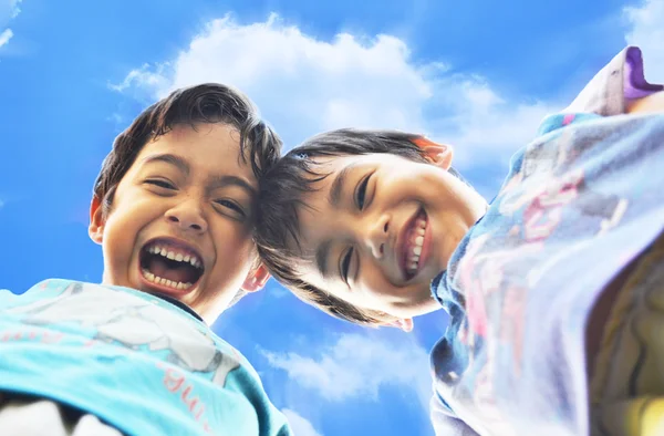 푸른 하늘 및 구름 작은 소년 laughting — 스톡 사진