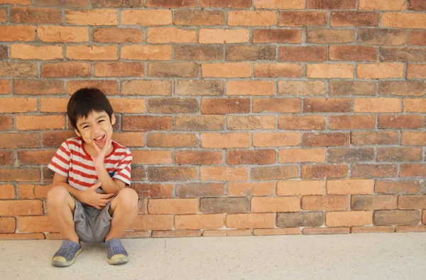 Băieţelul care stă lângă pereţi — Fotografie, imagine de stoc