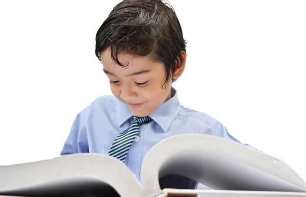 Kleiner Junge liest ein Buch — Stockfoto