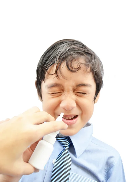 Mãos a dar ao rapaz uma dose de spray nasal — Fotografia de Stock