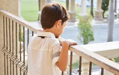 balkon tek başına duran küçük çocuk