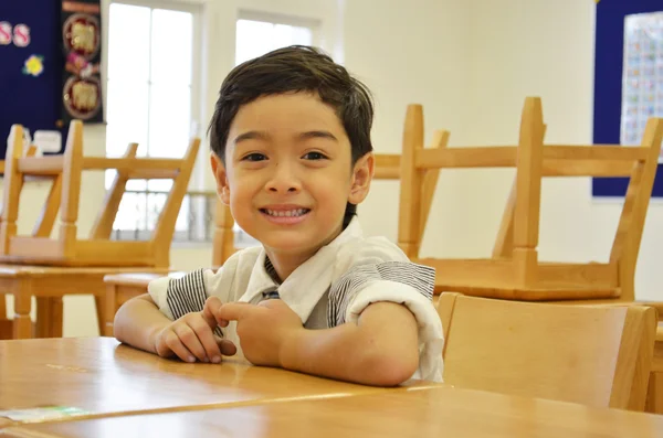 Щасливий студент хлопчик в класі — стокове фото