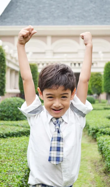 Glad student pojke på skola — Stockfoto