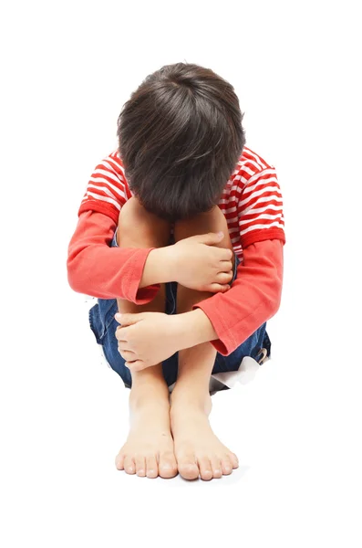 Trauriger kleiner Junge sitzt mit dem Gesicht nach unten auf Knien — Stockfoto