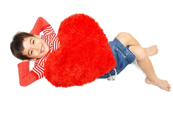 Маленький мальчик лежал с подушкой сердца — стоковое фото