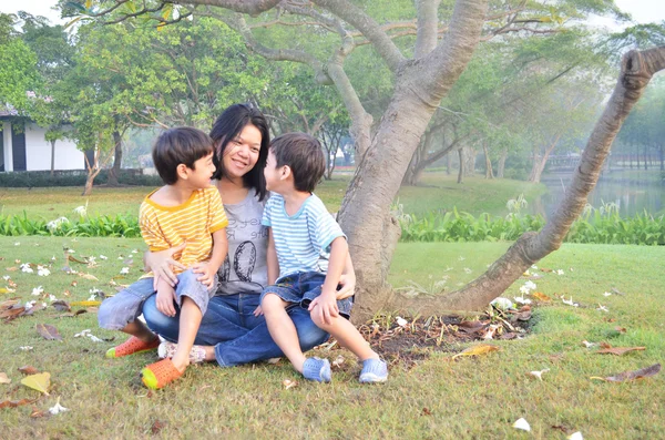 Mère et fils dans le parc — Photo