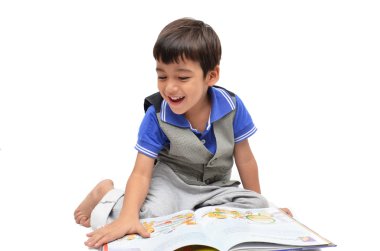 Küçük çocuk kitap okuyor.