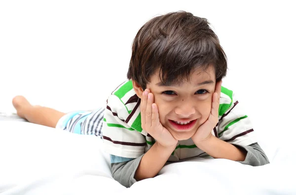 Portret jongen vast op witte bed — Stockfoto