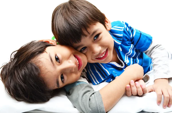 Pequeño niño hermano acostado juntos —  Fotos de Stock