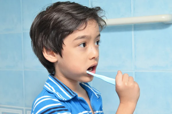Liten pojke borsta tänderna — Stockfoto