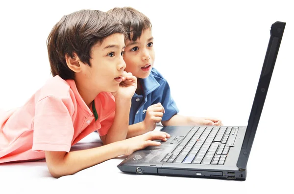 Meninos irmãos usam laptop para educação em fundo branco — Fotografia de Stock