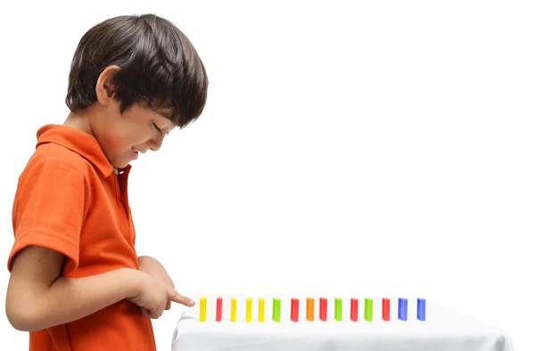 Kleine jongen domino val minimaliseert op witte achtergrond — Stockfoto