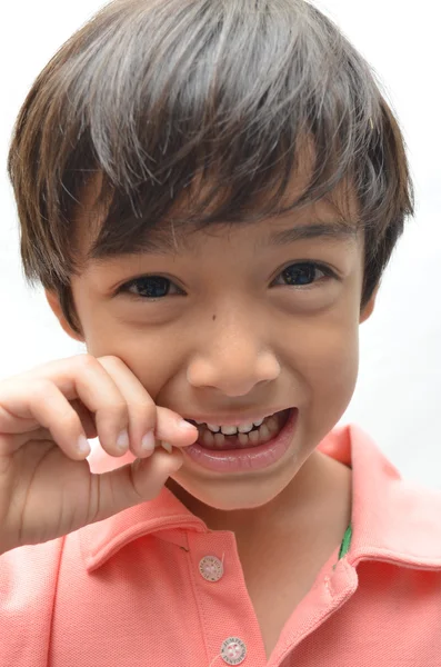 Finalmente primeiro bebê dentes para fora toothless menino sorriso close-up — Fotografia de Stock
