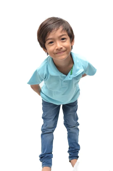 Pequeño niño de 6 años mezcla retrato sonriendo sobre fondo blanco — Foto de Stock