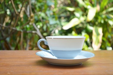 Bahçe masada sıcak kahve