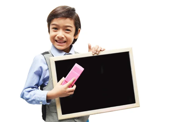 Niño pequeño con la mano sosteniendo pizarra sobre fondo blanco — Foto de Stock