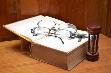 eski kitap ezberlemek ahşap masa saati