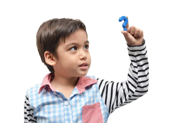 Malý chlapec drží znak otazník na bílém pozadí — Stock fotografie