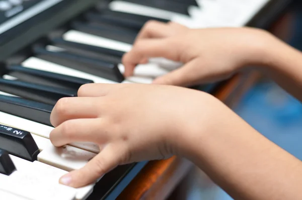 Pequeño niño mano jugando teclado electone — Foto de Stock