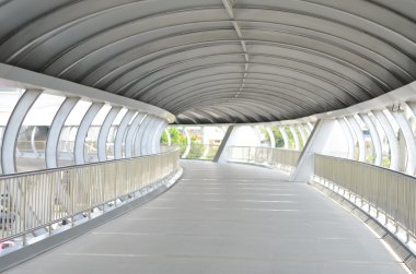 gökyüzü yürüyüş yolu üzerinde çapraz