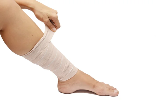 Kadın bacak ağrısı ile beyaz zemin üzerine elastik — Stok fotoğraf