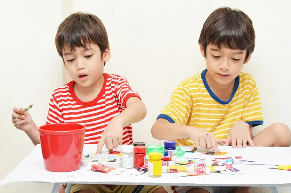 Pequeno menino irmão jogar cor da água — Fotografia de Stock