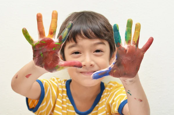 Petit garçon à deux mains coloré jeu aquarelle — Photo