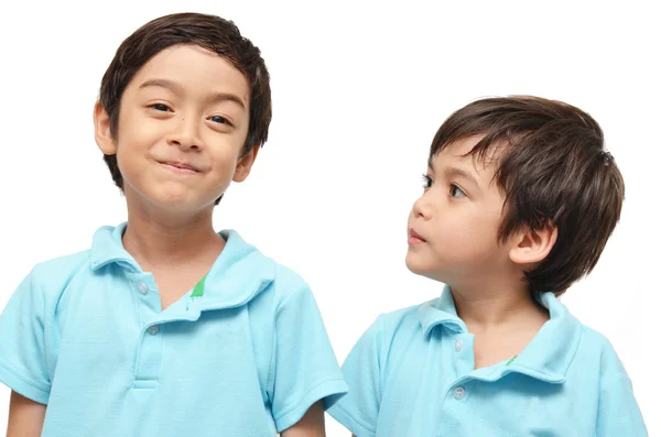 Kleine broertje kijken naar grote broer met denken — Stockfoto