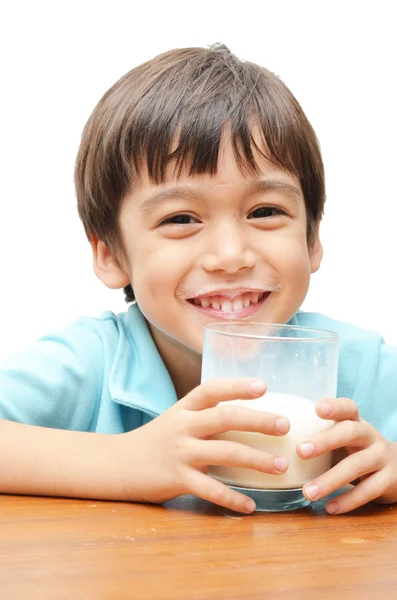 Kleine jongen consumptiemelk met lachende — Stockfoto