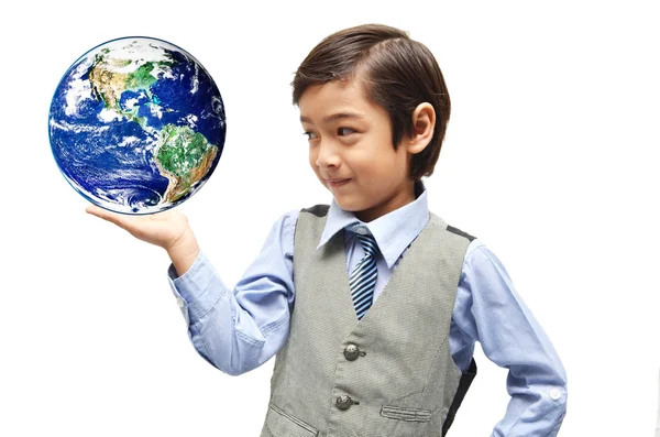 Pequeño niño mostrando la tierra en la mano sobre fondo blanco —  Fotos de Stock