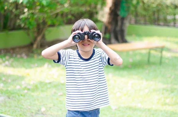 小さな男の子が、双眼鏡をトラフを探して — ストック写真