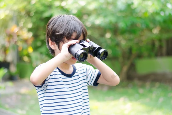 Malý kluk hledá koryto dalekohled — Stock fotografie