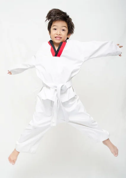 Pequeño tae kwon do boy martial art jumping —  Fotos de Stock