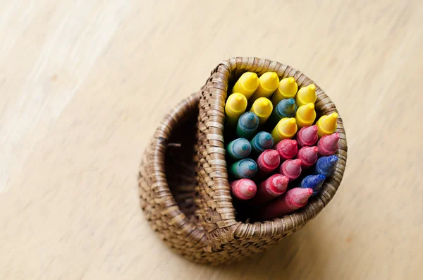 Crayon färgglada i korg — Stockfoto