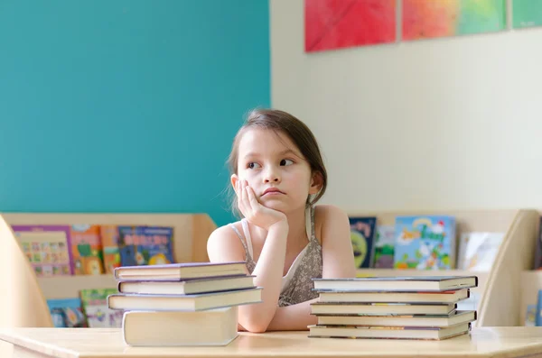 Little girl reading book thinking face — Stock Photo, Image