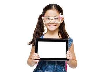 küçük kız beyaz zemin üzerine tablet dokunmatik holding