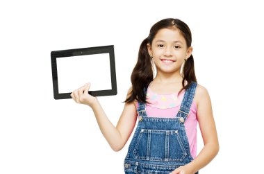 küçük kız beyaz zemin üzerine tablet dokunmatik holding