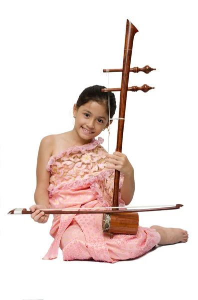 Niña jugando violín instrumento tailandés sobre fondo blanco —  Fotos de Stock