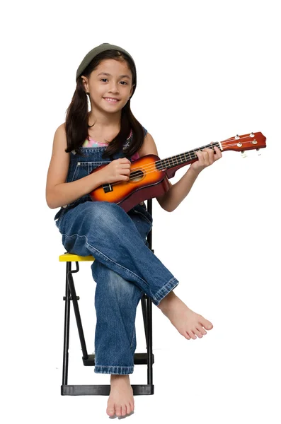 小女孩在白色背景上玩夏威夷四弦琴 — 图库照片