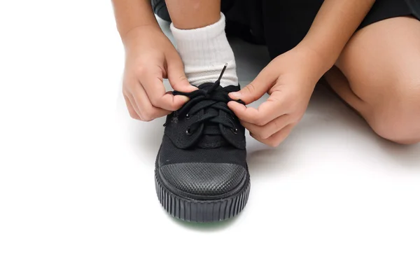 Kleine jongen gelijkmakende schoenen close-up — Stockfoto